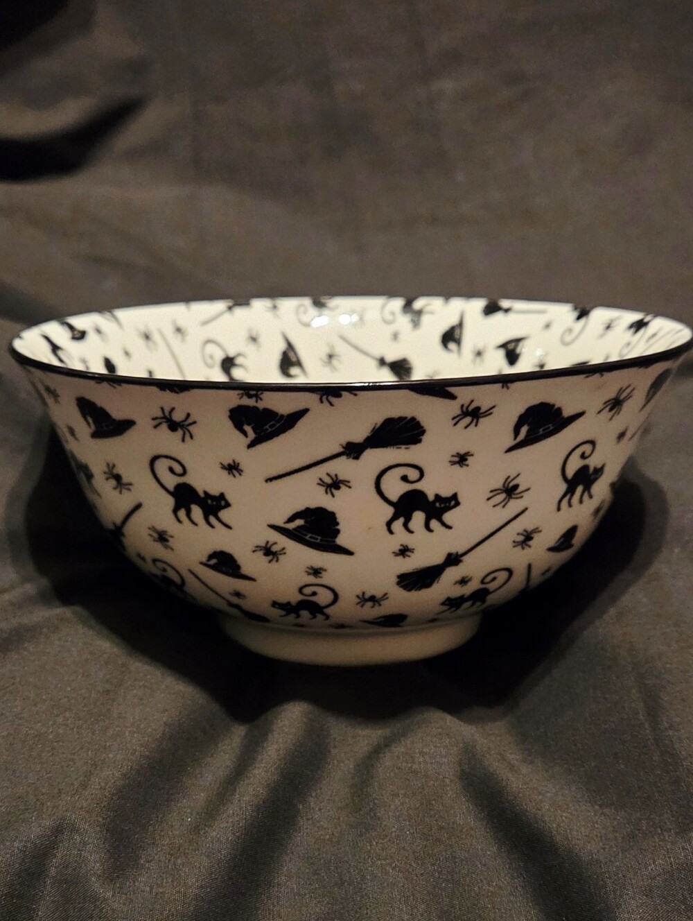 Coco Lola/Mug Shotz Set of Four White Ceramic Halloween Serving/Cereal Bowls - Picture 3 of 7